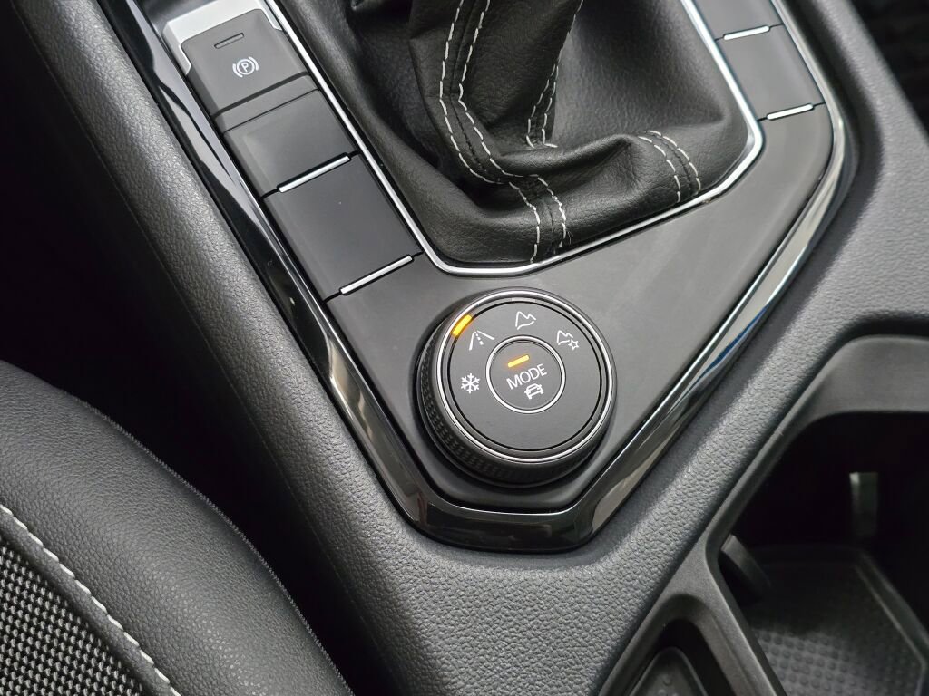 Used 2024 Volkswagen Taos SE image 35