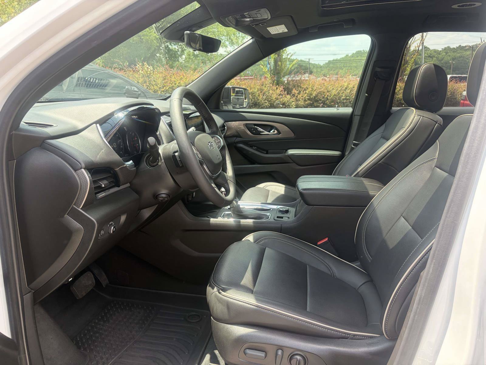 Used 2022 Chevrolet Traverse Premier w/ Redline Edition FWD image 4