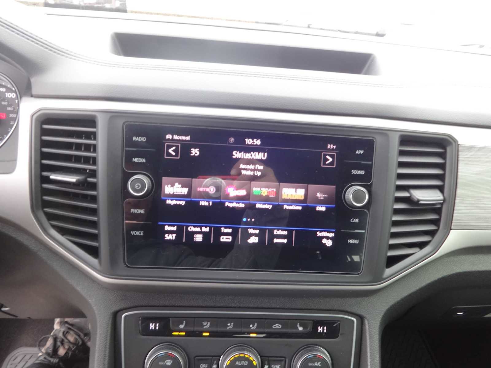 Used 2020 Volkswagen Atlas Cross Sport SE w/ Towing Package image 16