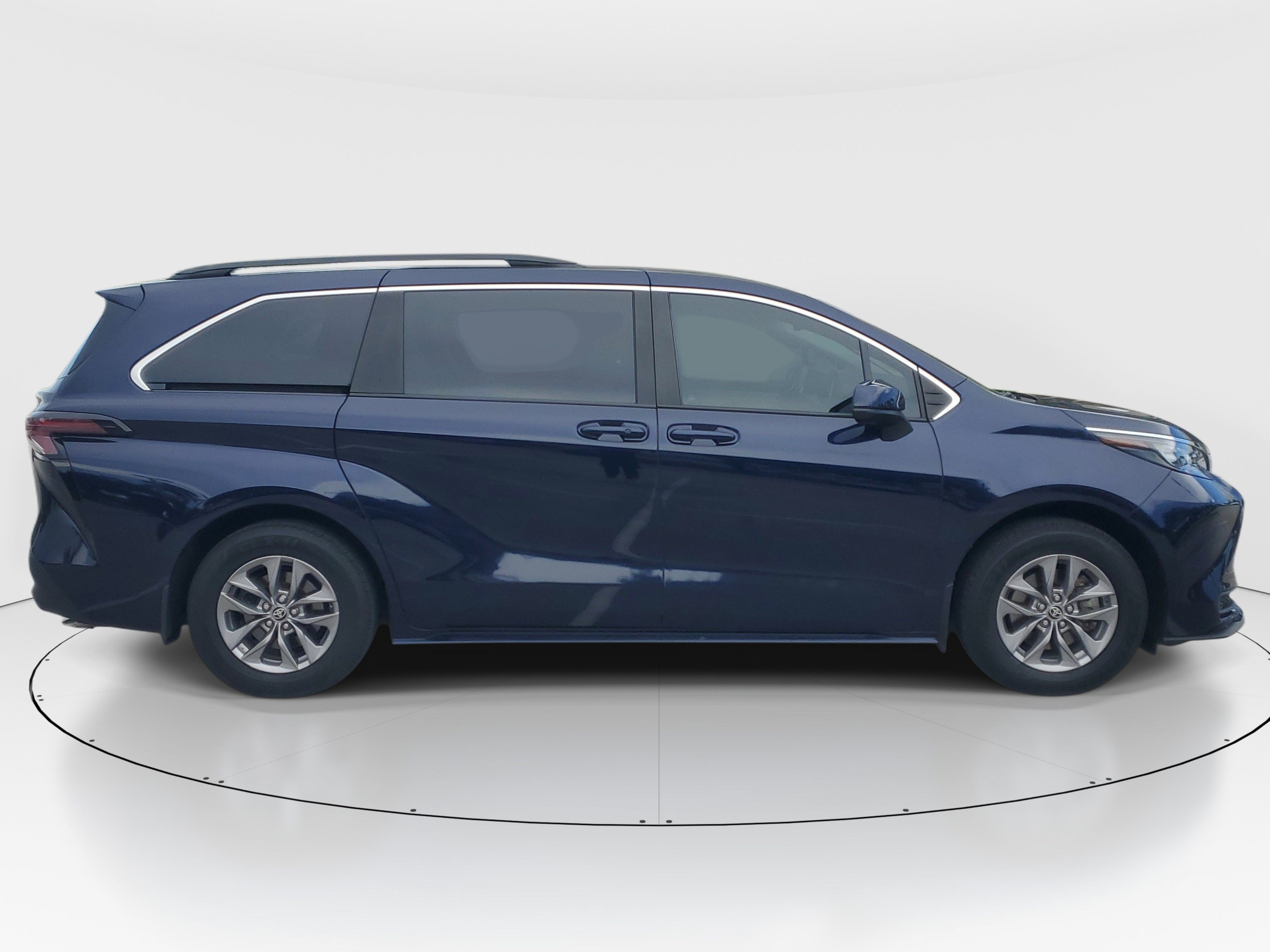 Used 2024 Toyota Sienna LE AWD/4WD image 2