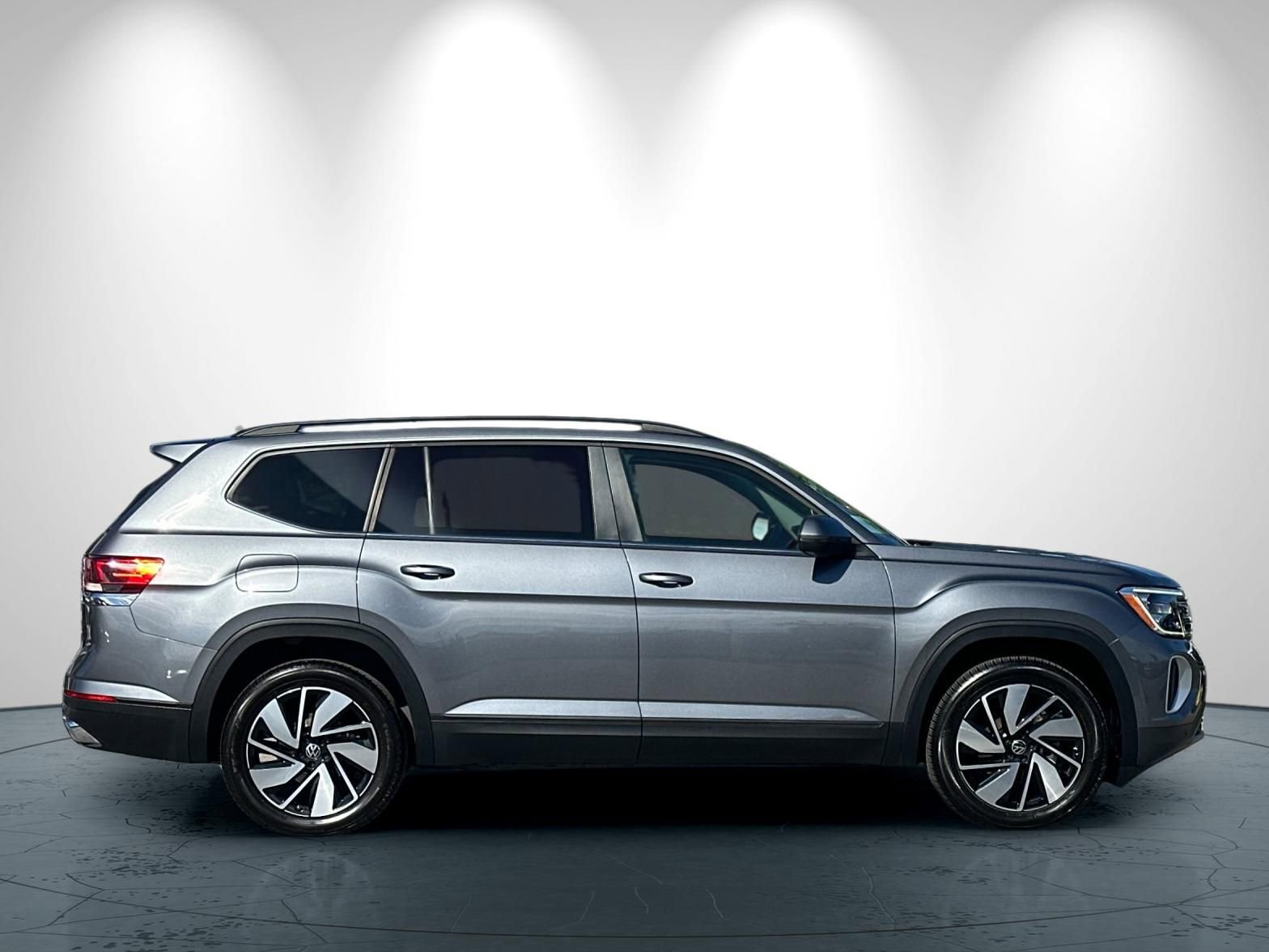 Used 2024 Volkswagen Atlas SE image 3