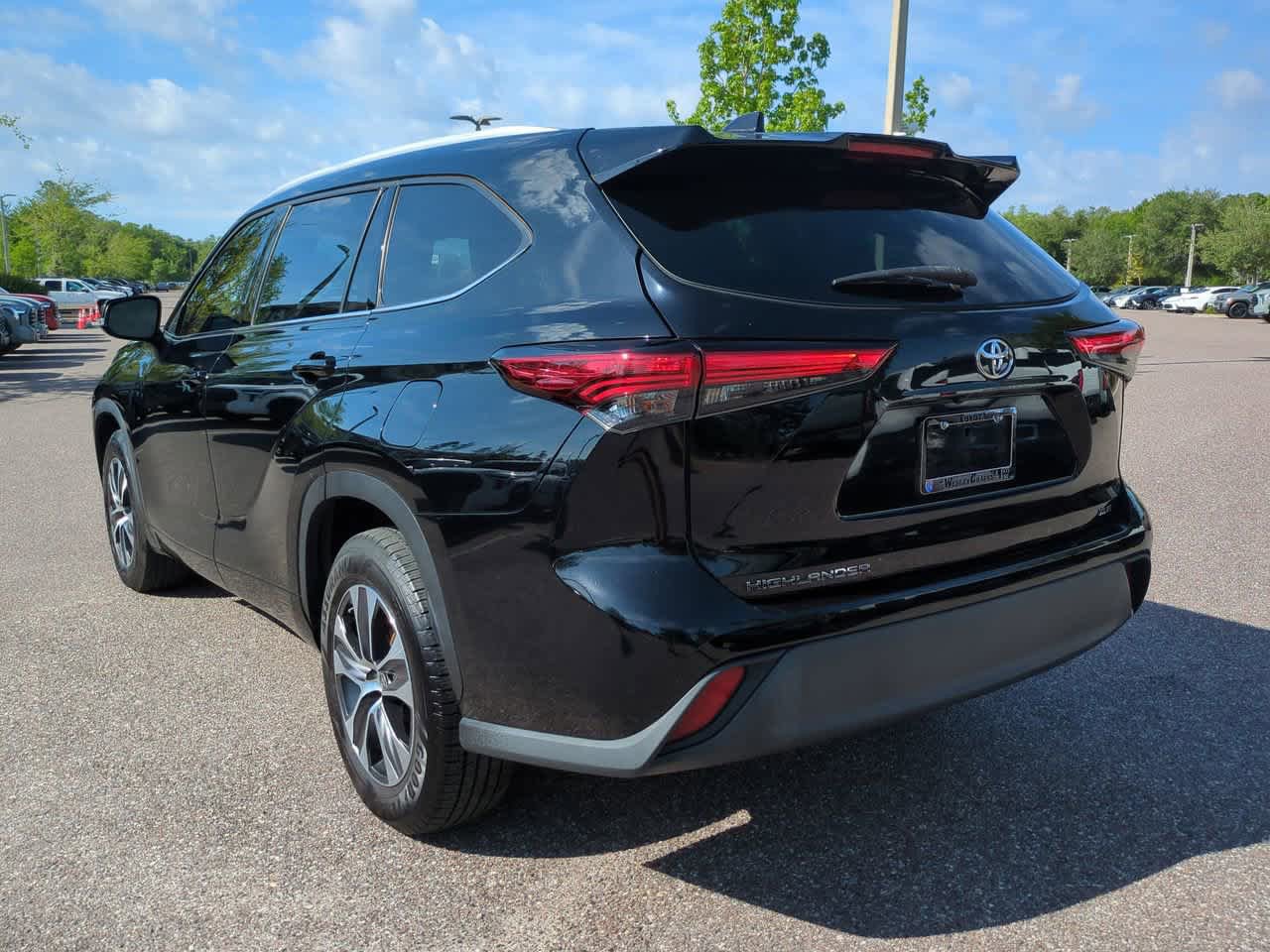 Used 2022 Toyota Highlander XLE FWD image 4