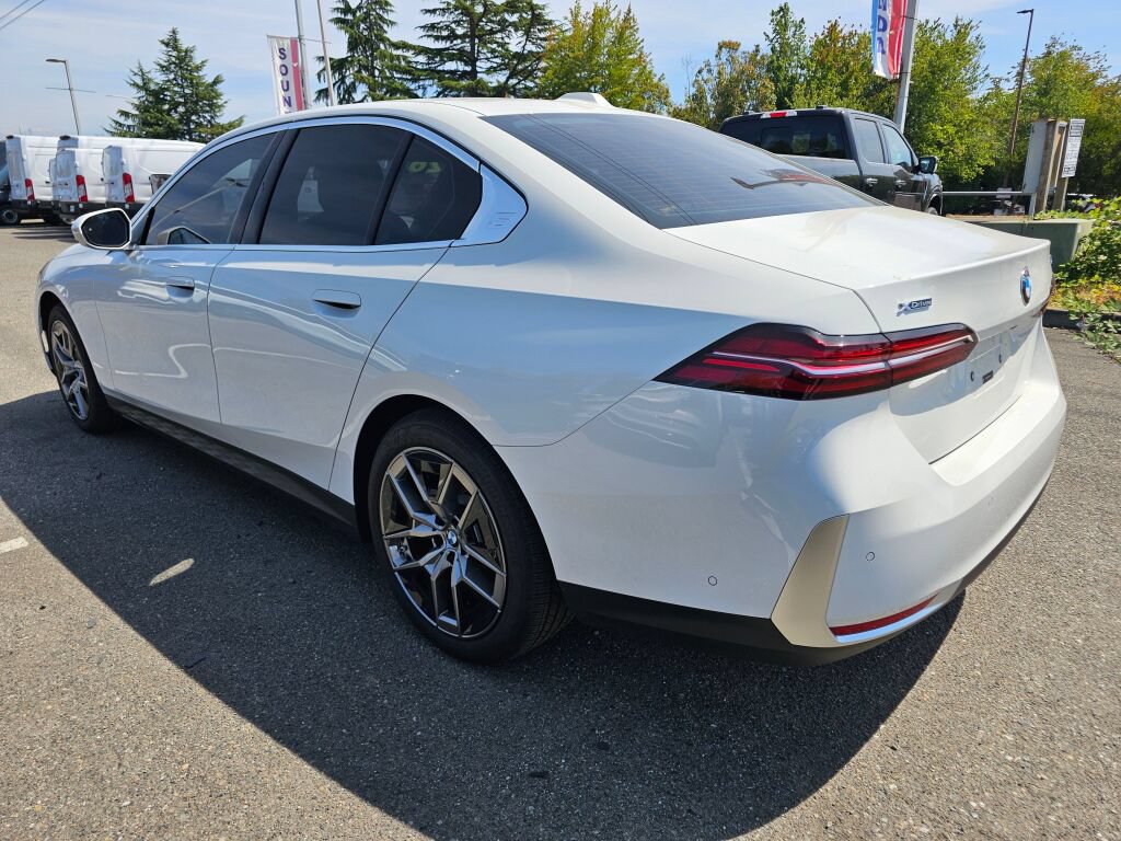 Used 2026 BMW 530i xDrive w/ Premium Package AWD/4WD image 7