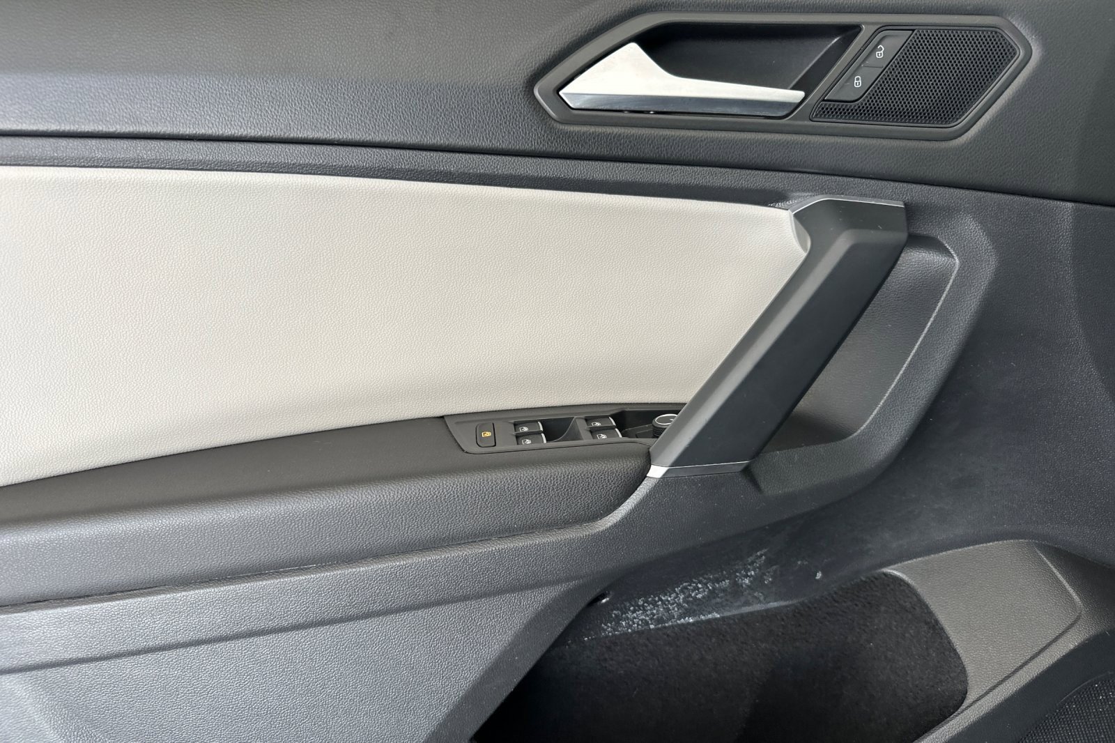 Used 2020 Volkswagen Tiguan SE w/ Panoramic Sunroof Package FWD image 10
