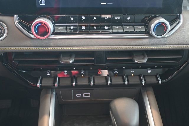 Used 2024 Chevrolet Colorado ZR2 w/ Technology Package image 18