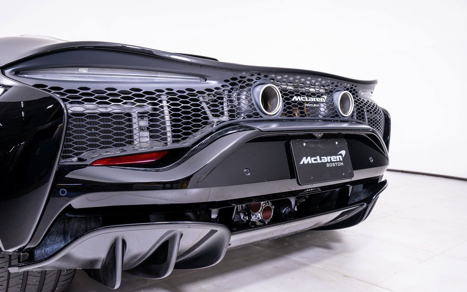 Used 2025 McLaren Artura Spider RWD image 13