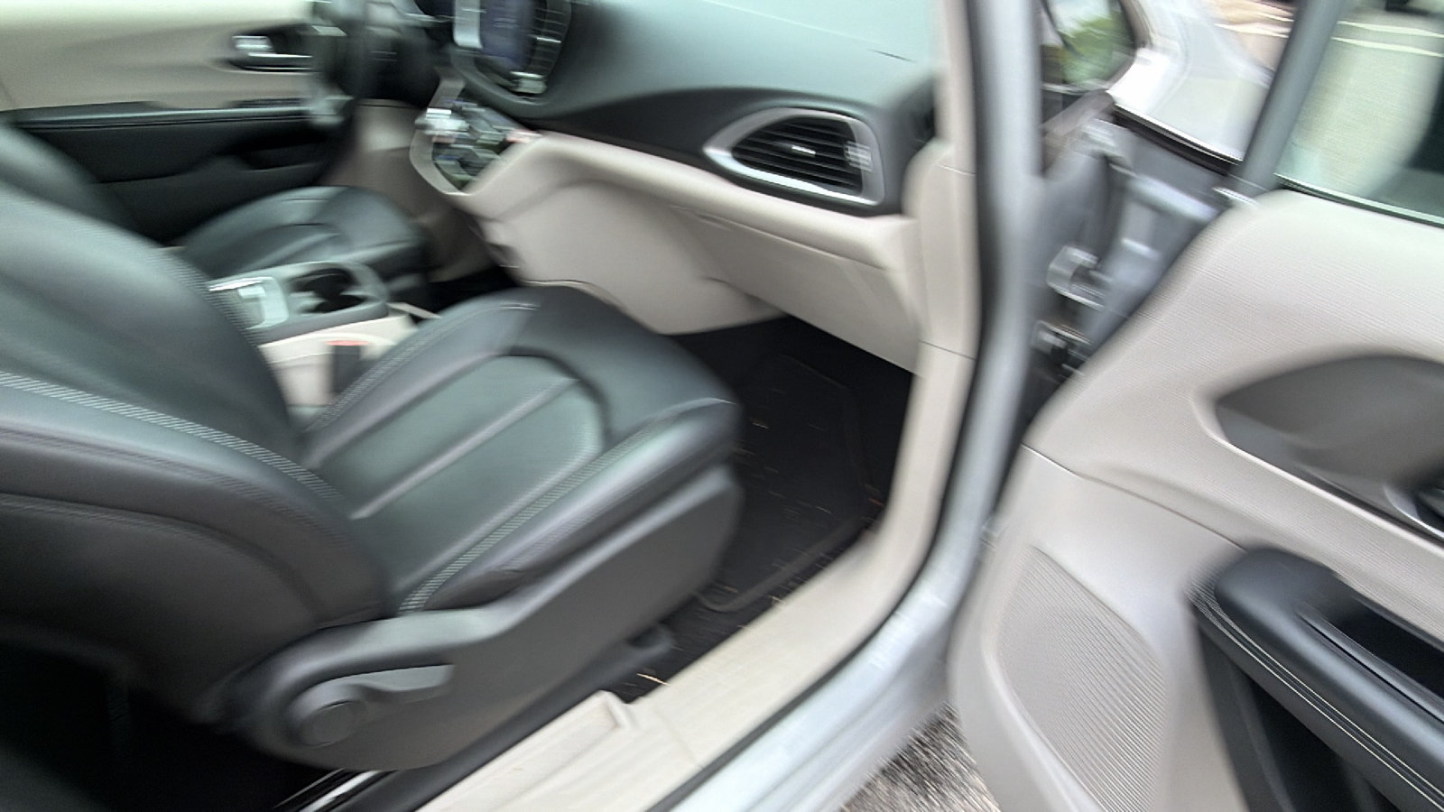 Used 2024 Chrysler Pacifica Touring-L FWD image 19