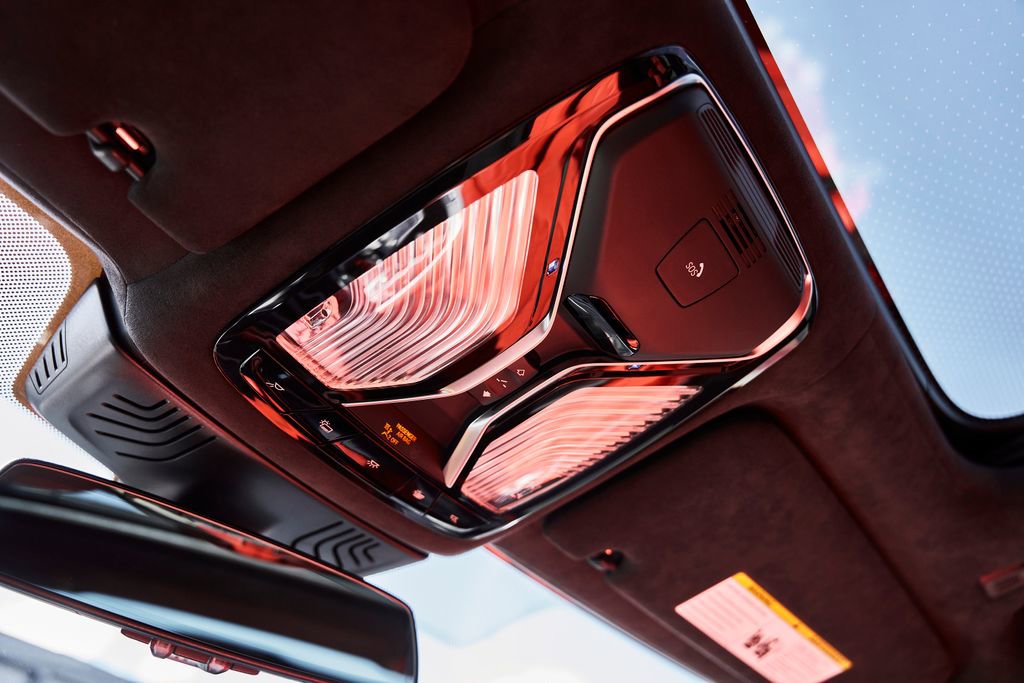 Used 2022 BMW M760i xDrive w/ Luxury Rear Seating Package image 91