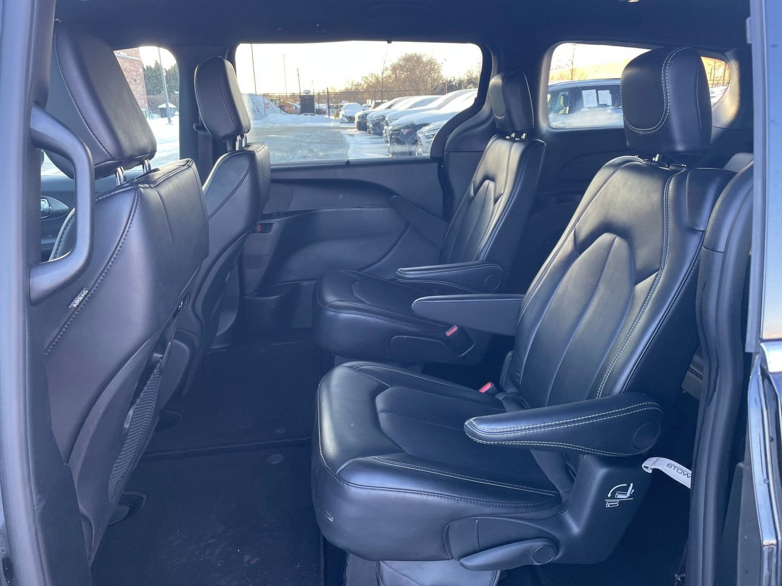 Used 2025 Chrysler Pacifica Select image 28