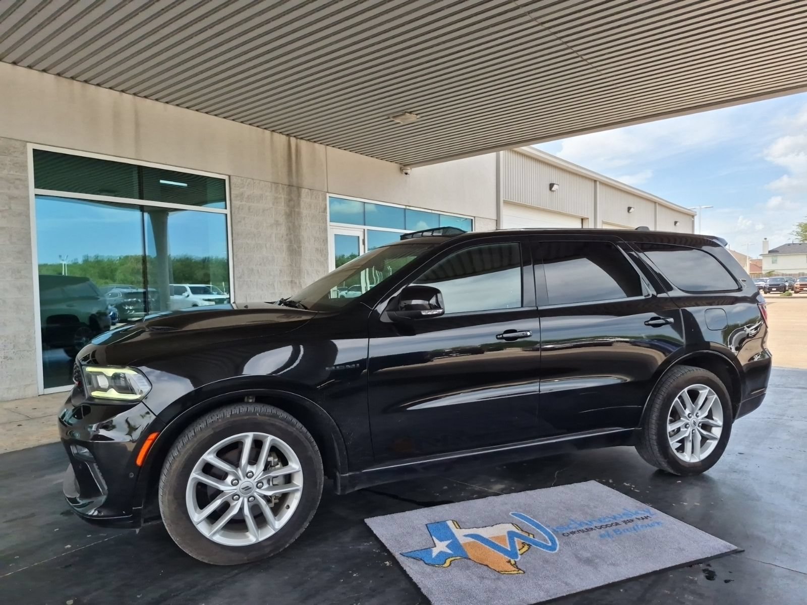 Used 2021 Dodge Durango R/T w/ Technology Group AWD/4WD image 2