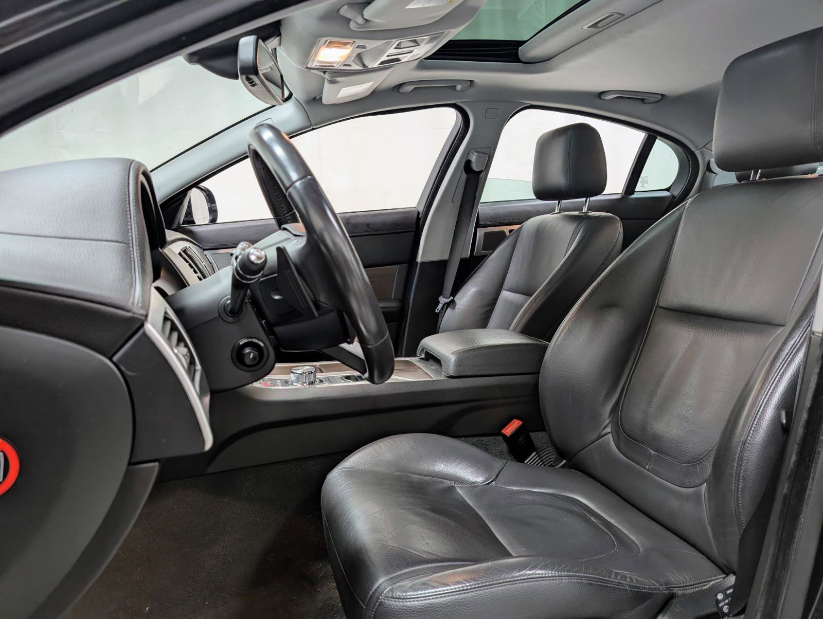 Used 2014 Jaguar XF 3.0 image 13