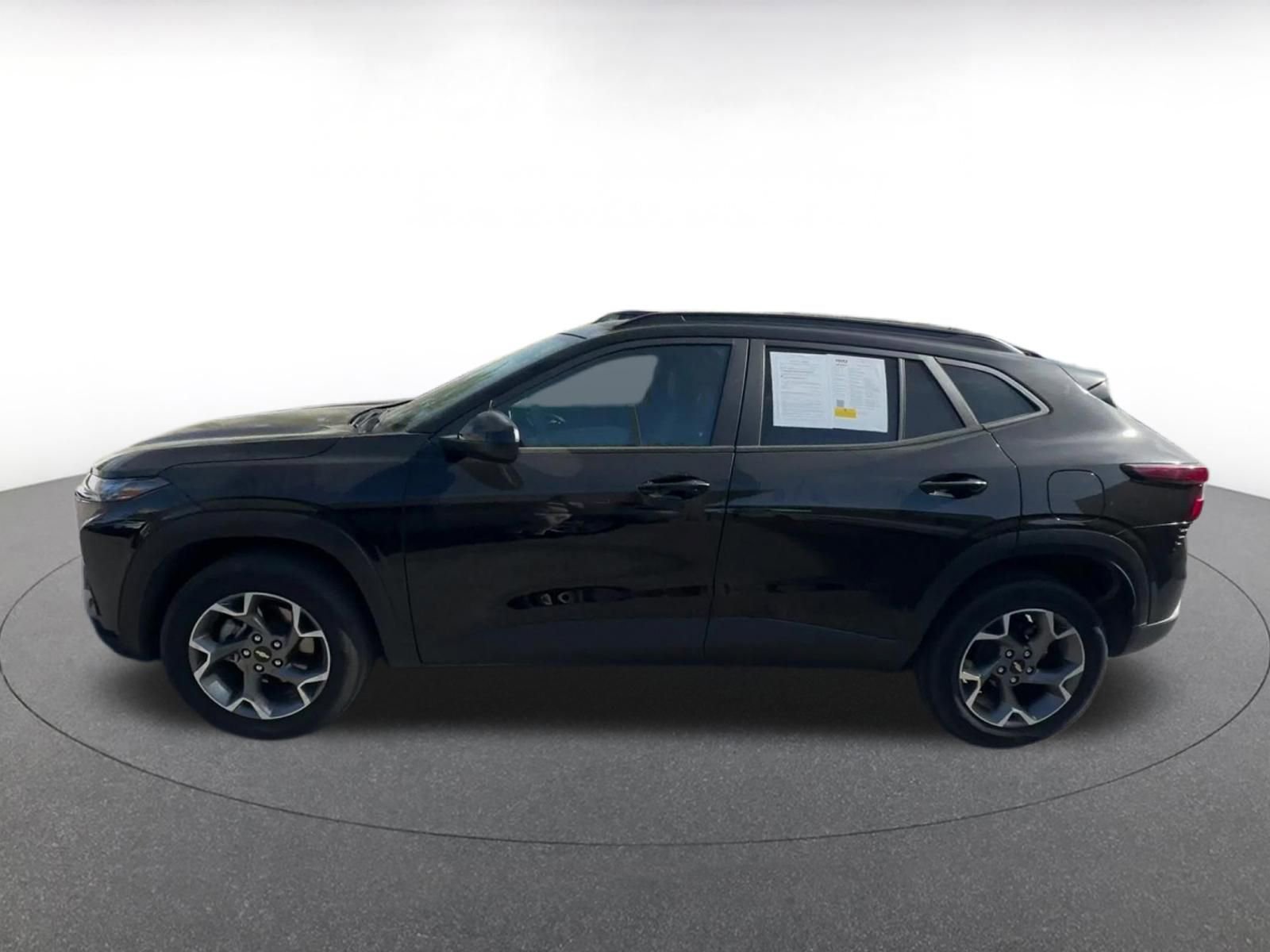 Used 2025 Chevrolet Trax LT image 9