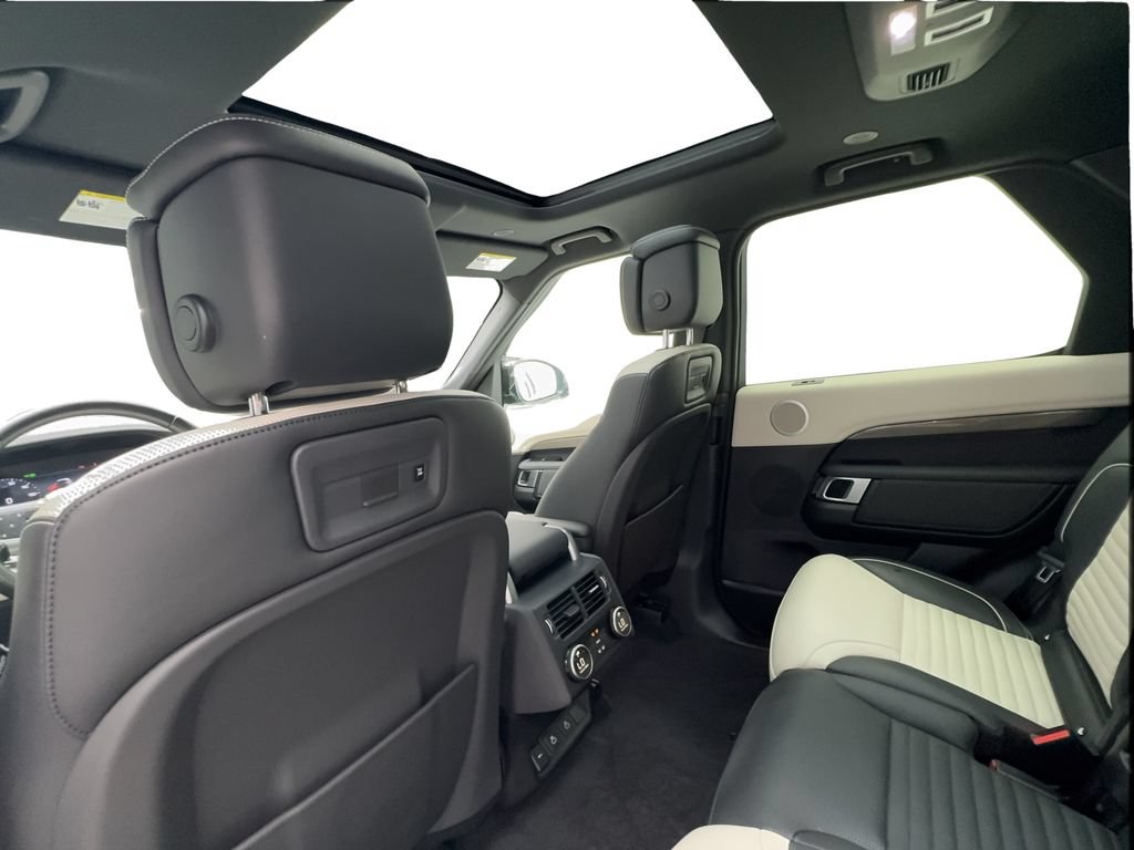 Used 2023 Land Rover Discovery Metropolitan Edition AWD/4WD image 24