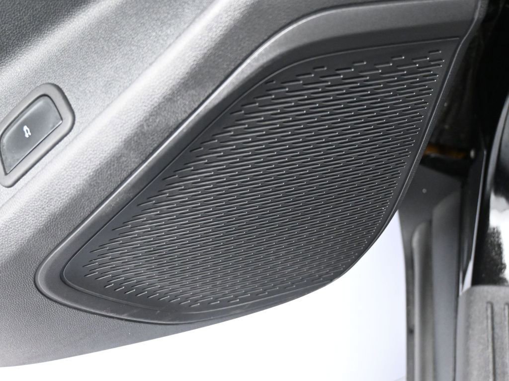 Used 2025 Chevrolet Traverse LT image 14