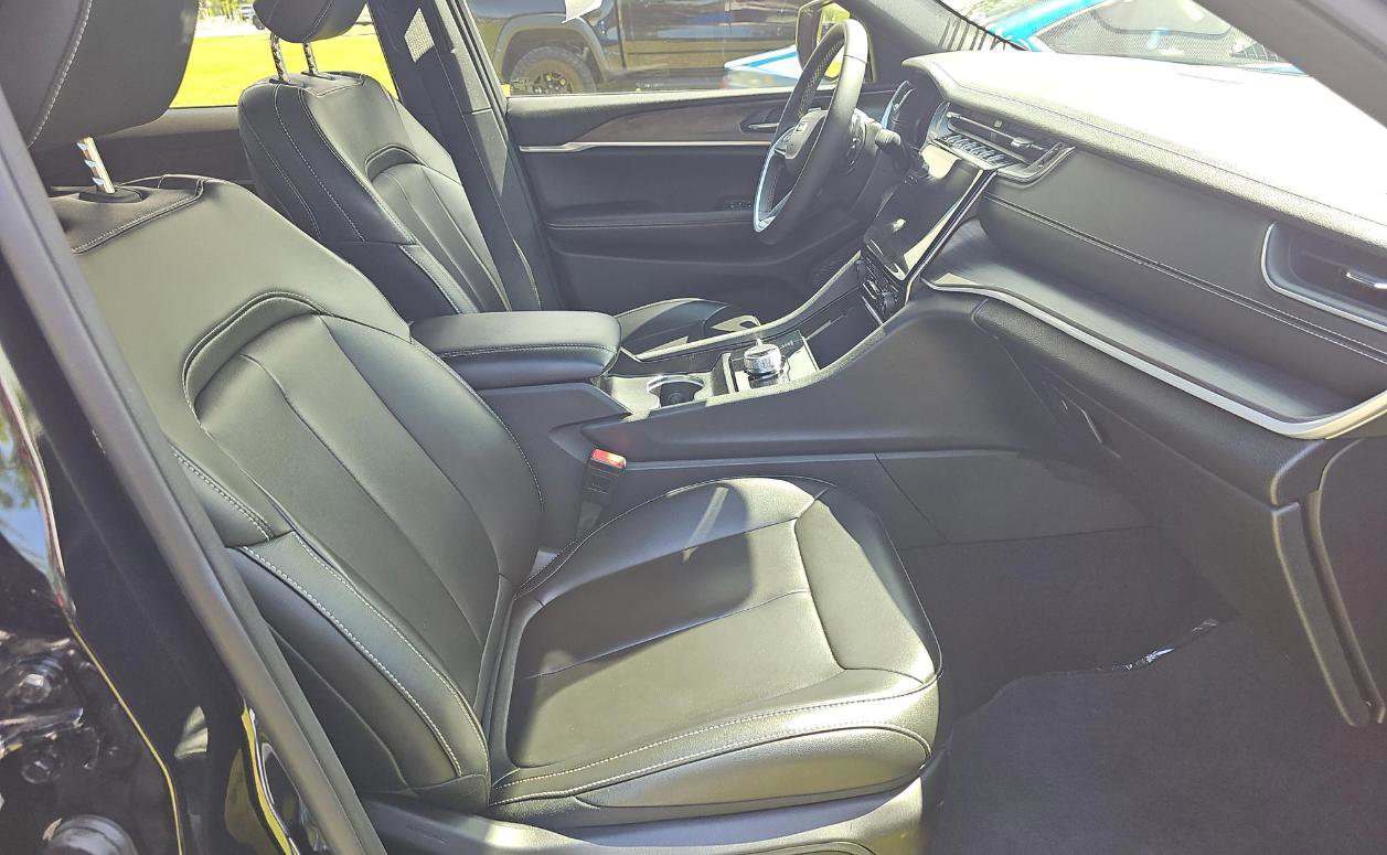 Used 2024 Jeep Grand Cherokee Limited w/ Black Appearance Package image 8