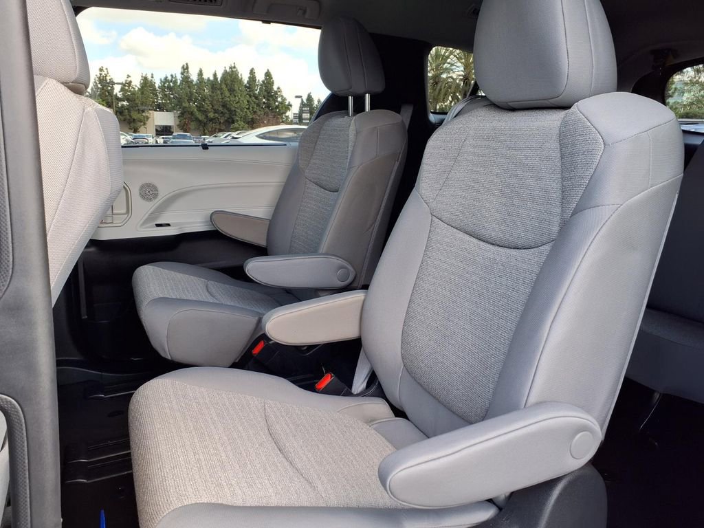 Used 2025 Toyota Sienna LE image 11