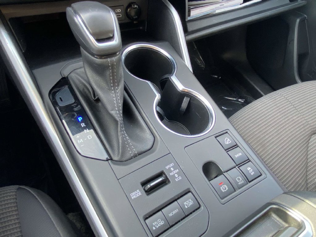 Used 2023 Toyota Highlander LE AWD/4WD image 29