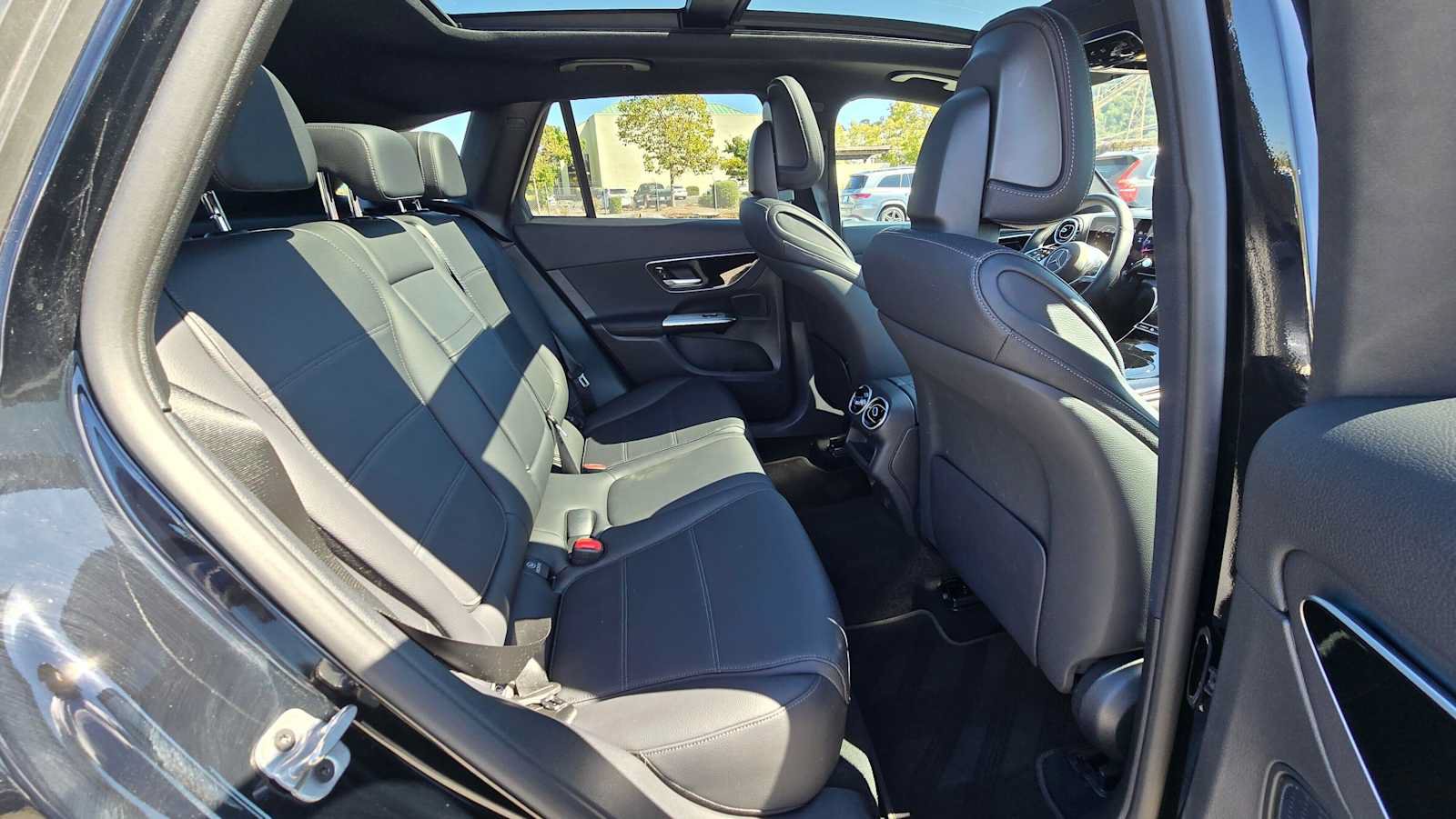 Used 2025 Mercedes-Benz GLC 300 4MATIC image 13