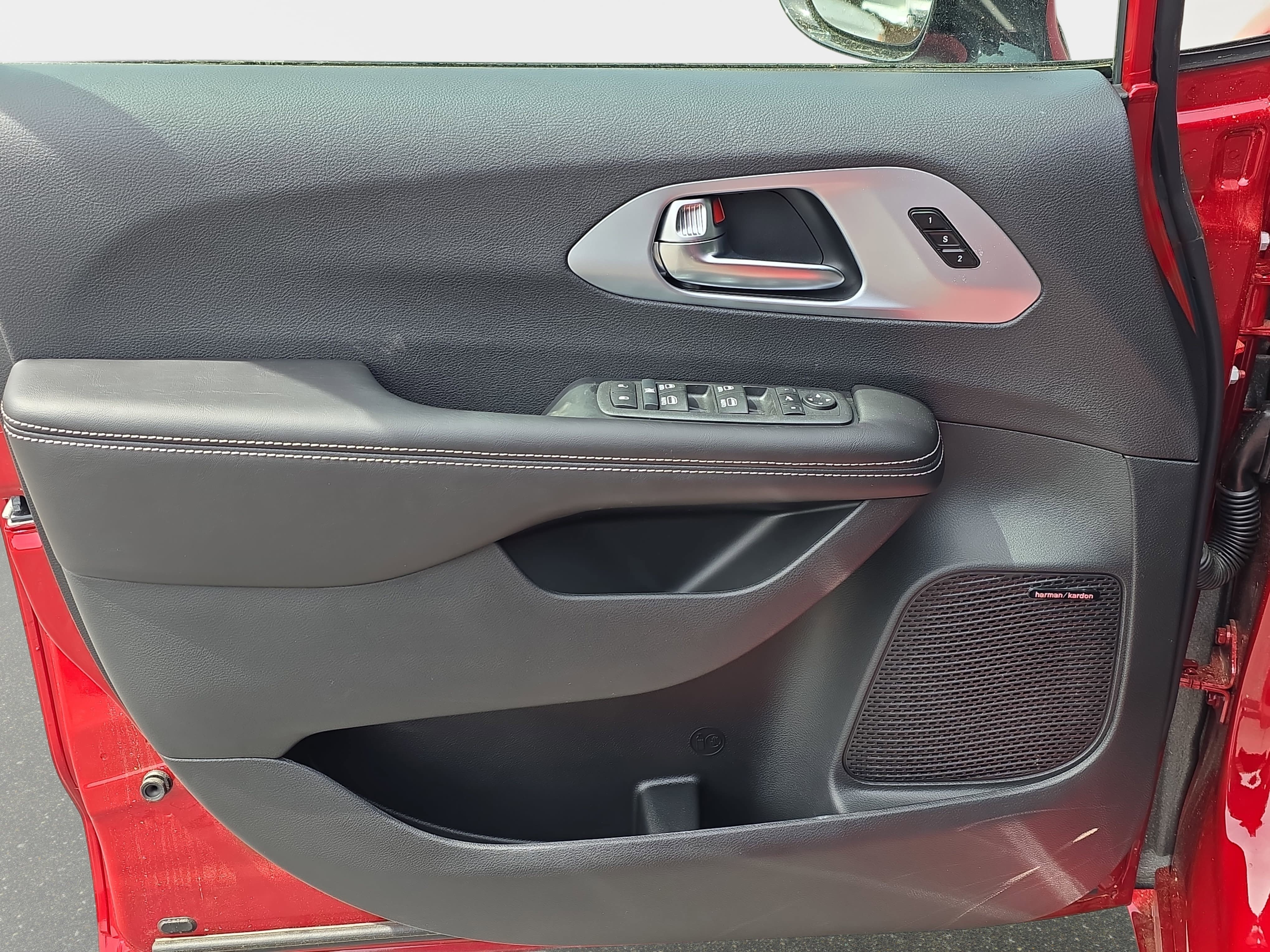 New 2026 Chrysler Pacifica Limited FWD image 23