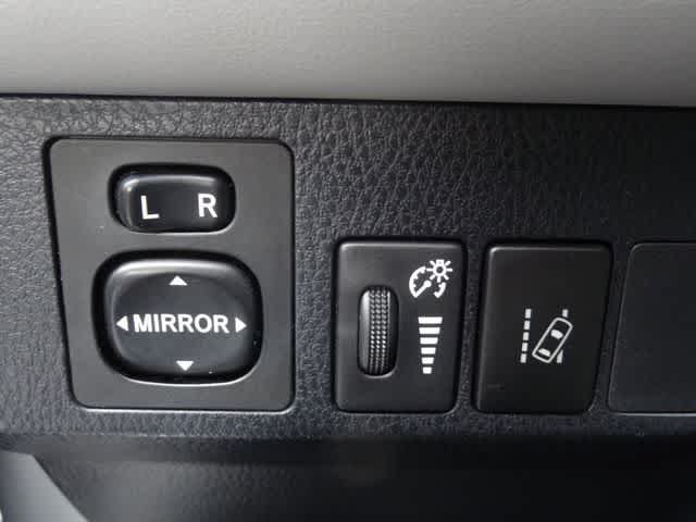 Used 2018 Toyota RAV4 Limited AWD/4WD image 10