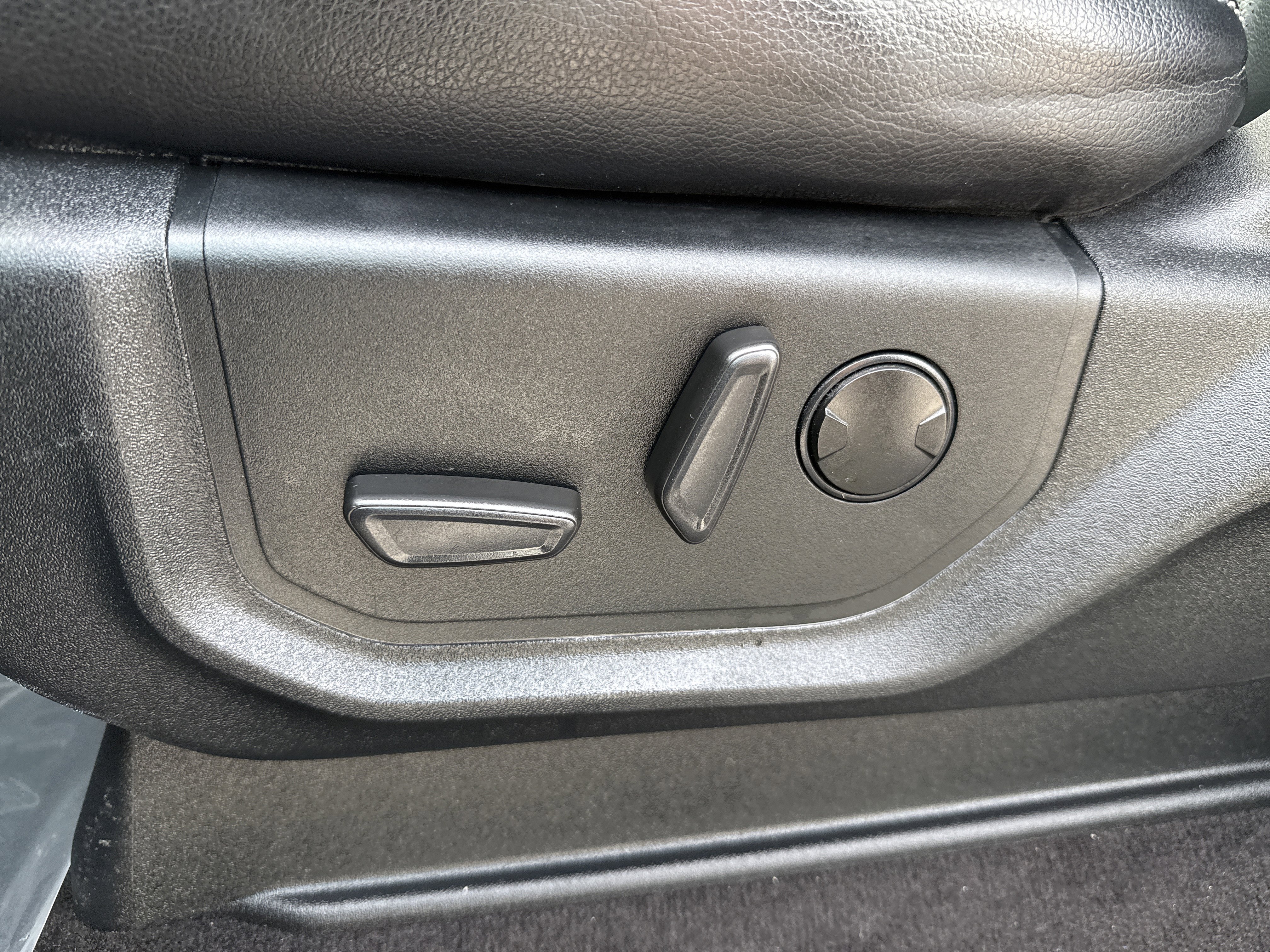 Used 2020 Ford F150 Lariat w/ Equipment Group 501A Mid image 13