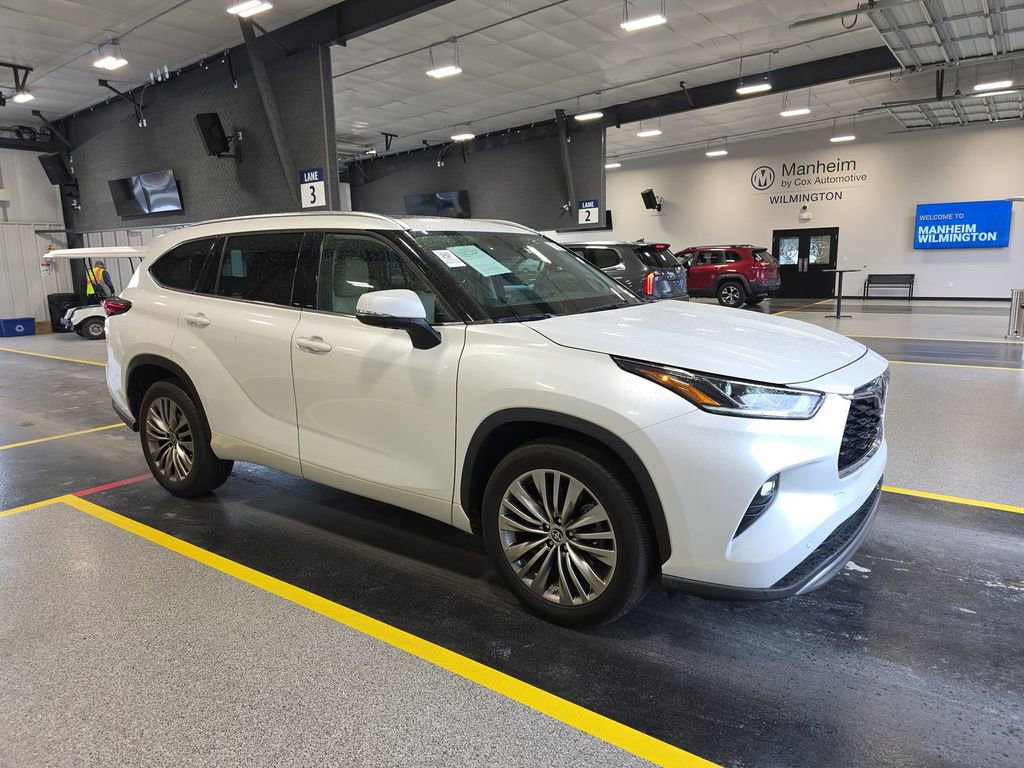 Used 2022 Toyota Highlander Platinum image 4