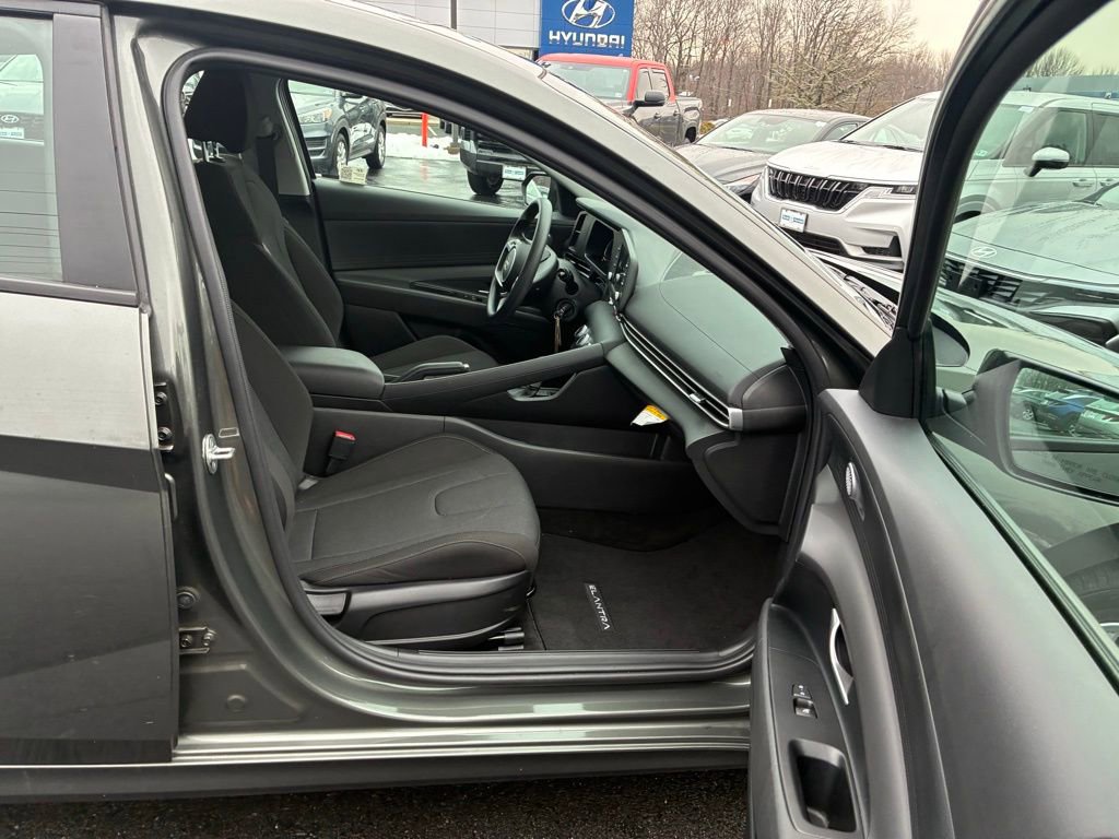 Used 2024 Hyundai Elantra SE image 18