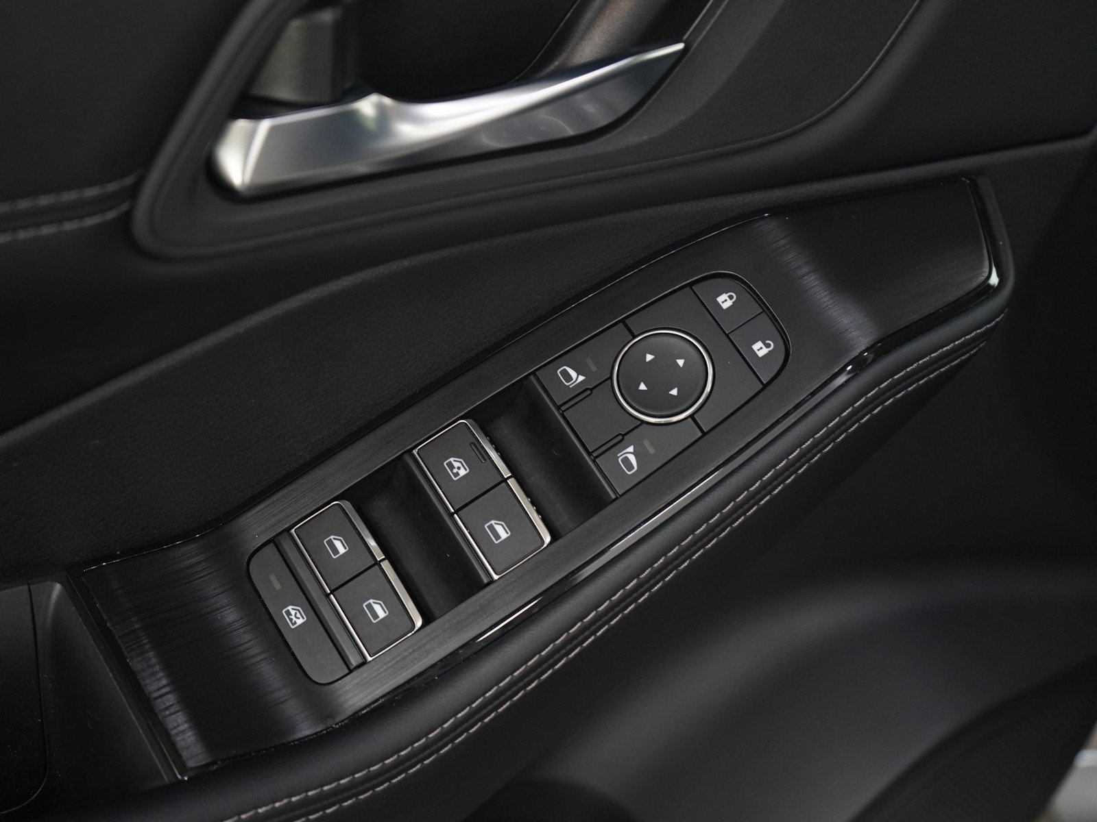 Used 2025 Nissan Rogue SL AWD/4WD image 21