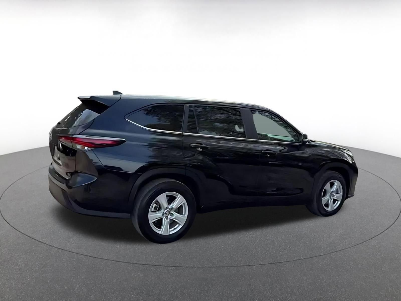 Used 2025 Toyota Highlander LE FWD image 15