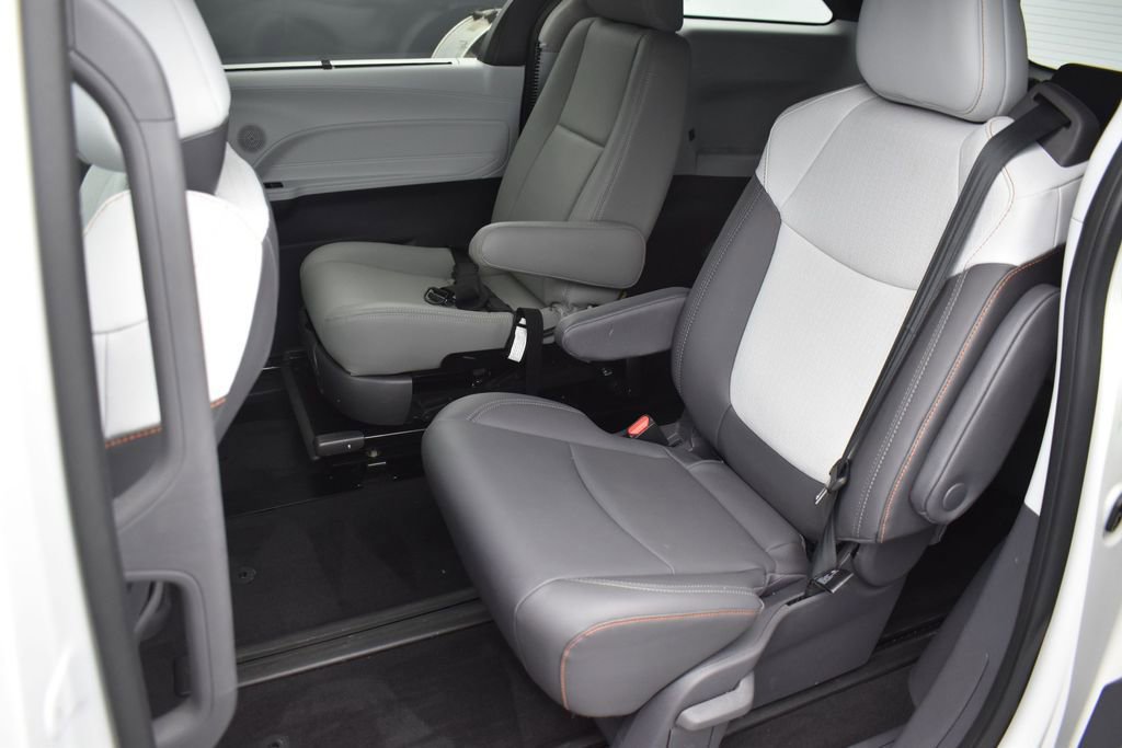 Used 2021 Toyota Sienna XSE w/ XSE Plus Package AWD/4WD image 30