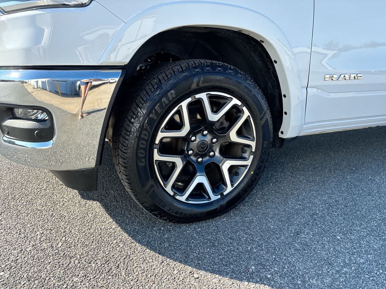 Used 2025 RAM 1500 Laramie AWD/4WD image 32