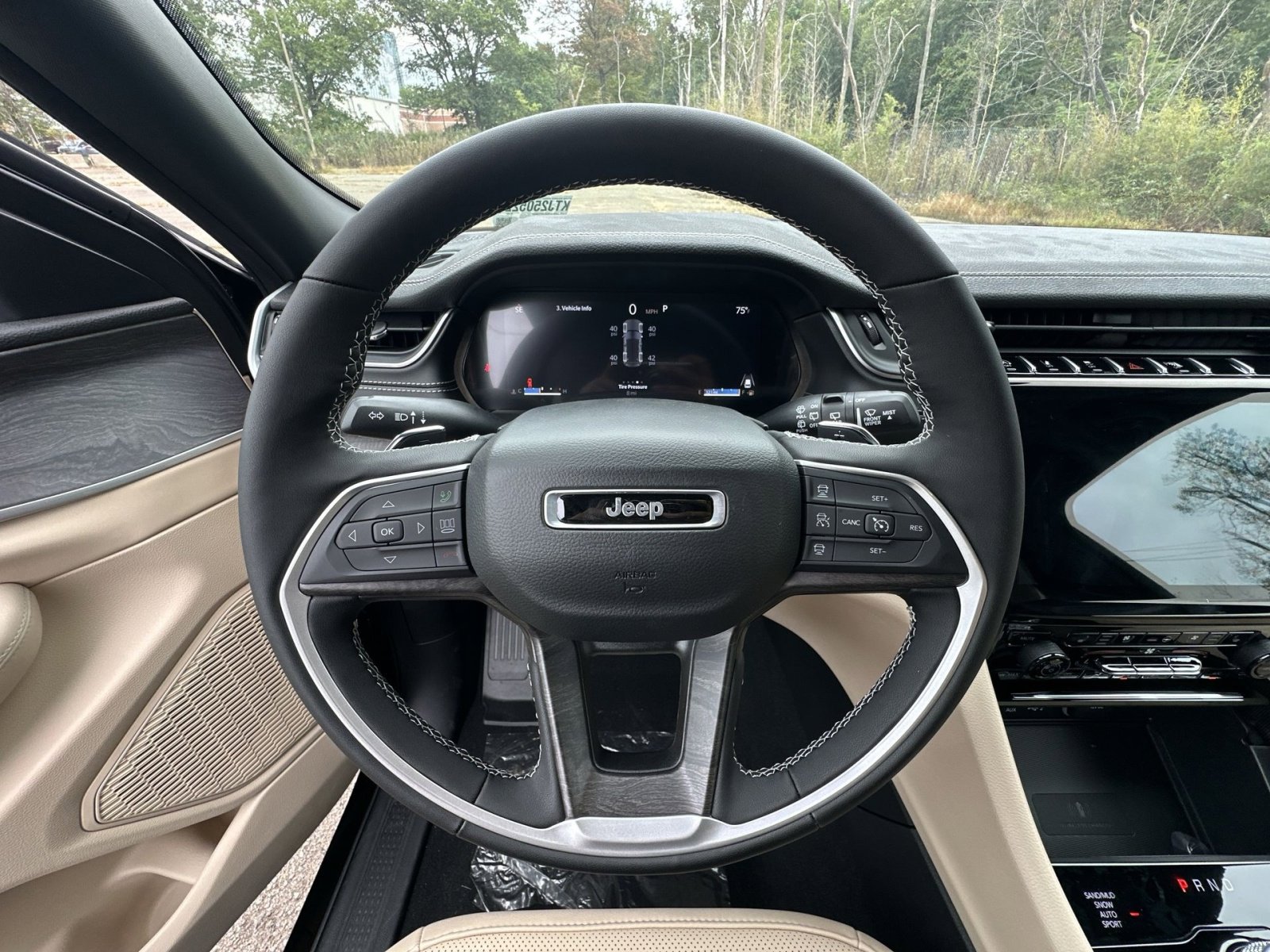 New 2025 Jeep Grand Cherokee Limited w/ Luxury Tech Group II image 16