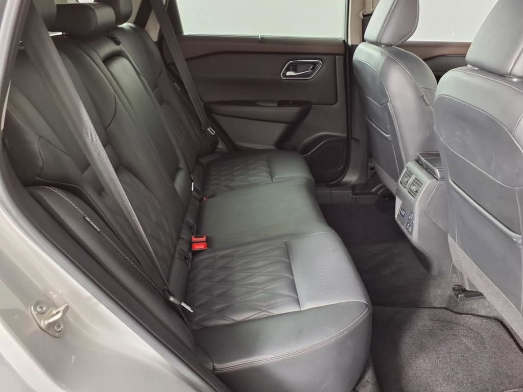 Used 2023 Nissan Rogue Platinum w/ Platinum Premium Package image 11