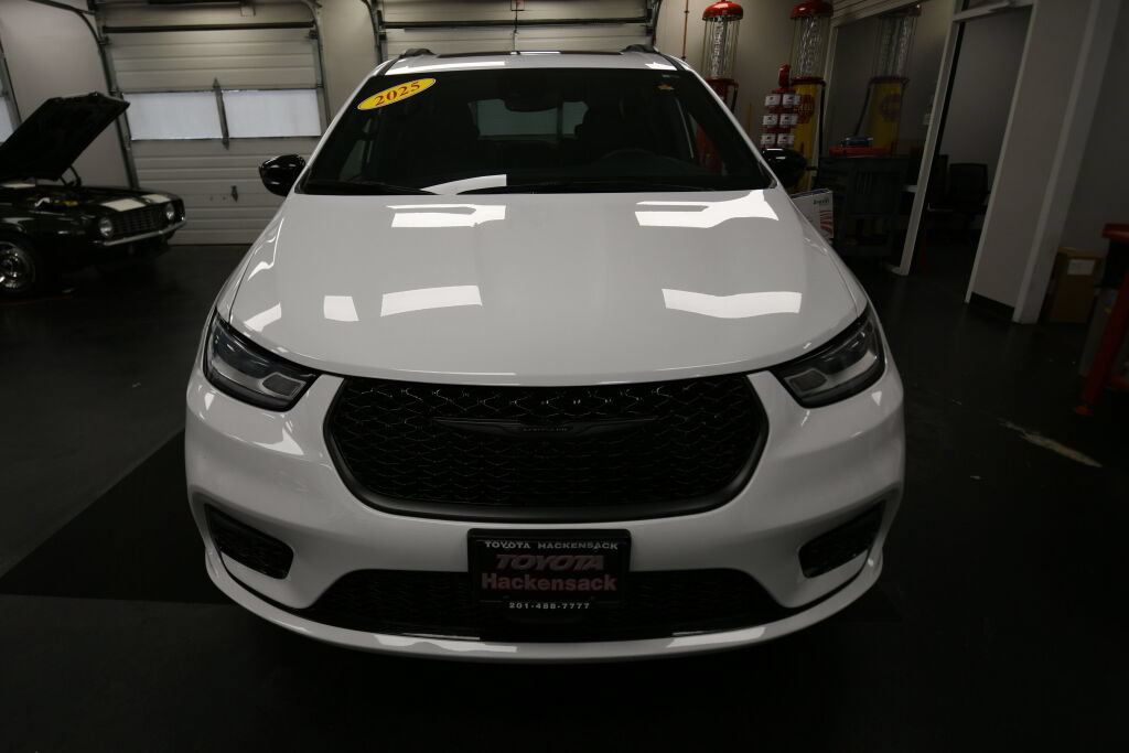 Used 2025 Chrysler Pacifica Limited FWD image 2