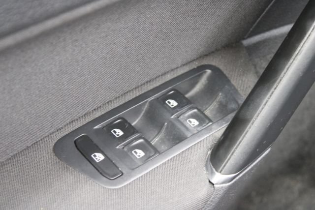 Used 2017 Volkswagen Golf S FWD image 9