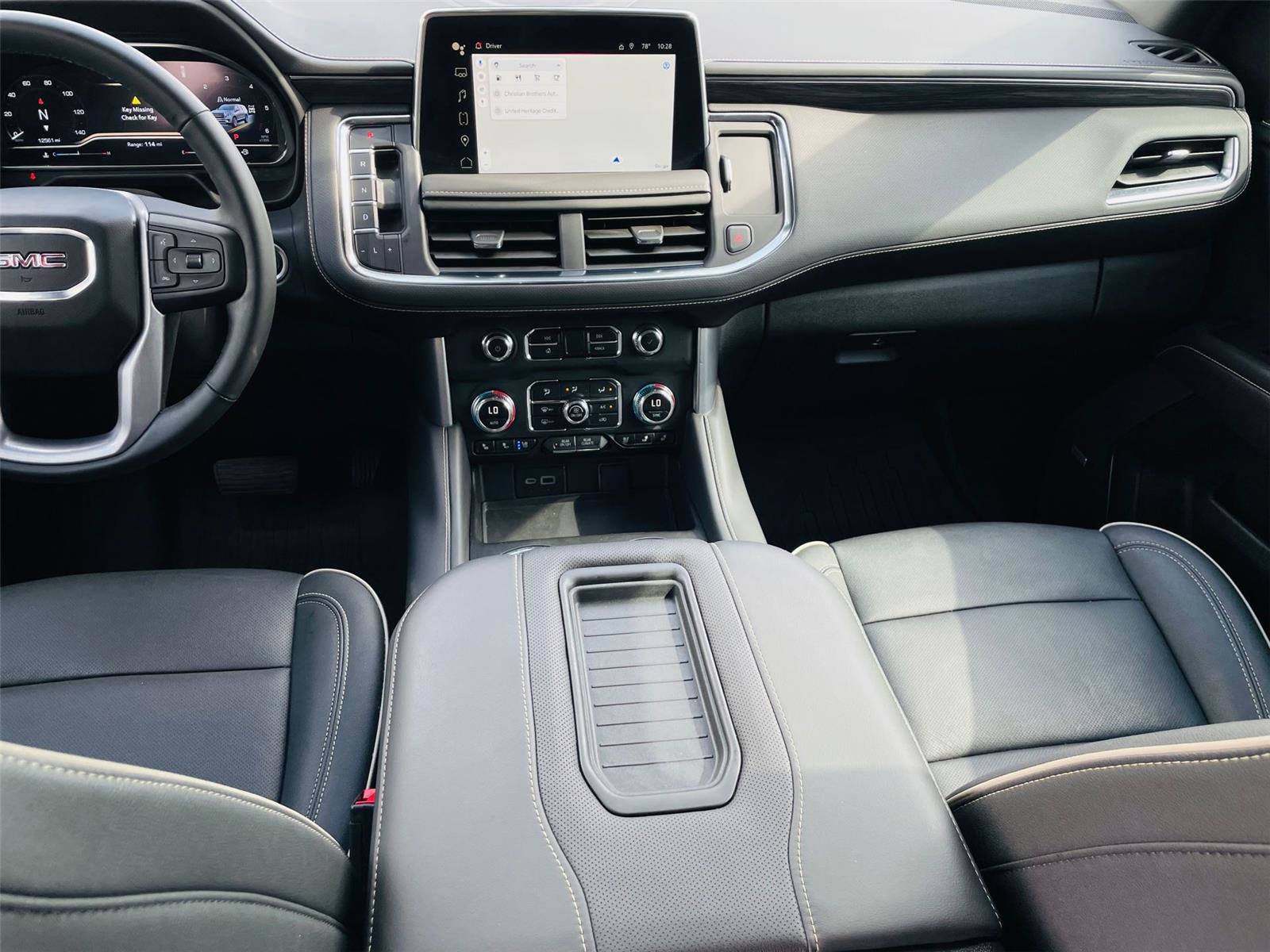 Used 2024 GMC Yukon XL SLT w/ SLT Luxury Package image 24