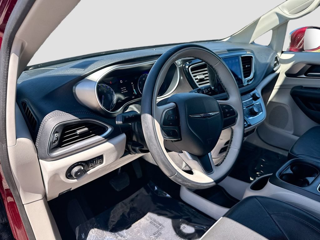 Used 2017 Chrysler Pacifica Limited w/ UConnect Theater Package FWD image 9