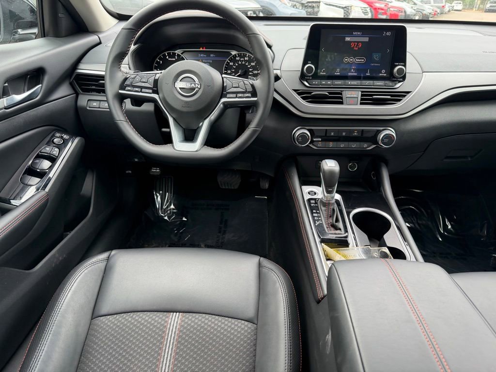 Used 2025 Nissan Altima 2.5 SR FWD image 12