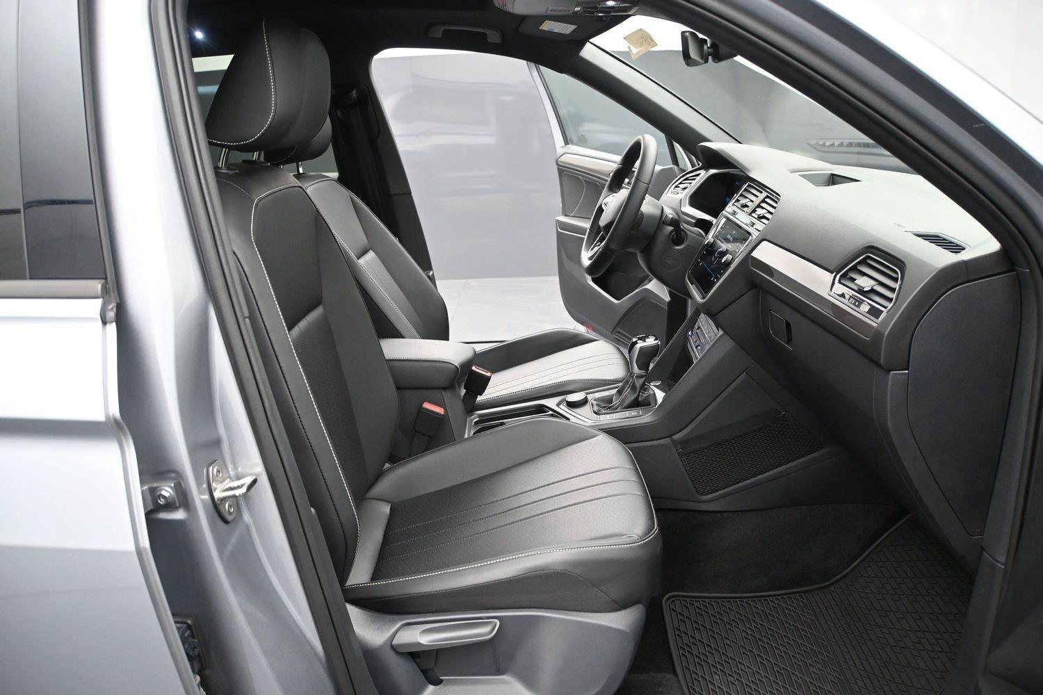 Used 2024 Volkswagen Tiguan SE R-Line AWD/4WD image 16