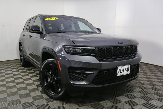 Used 2023 Jeep Grand Cherokee Altitude AWD/4WD image 3