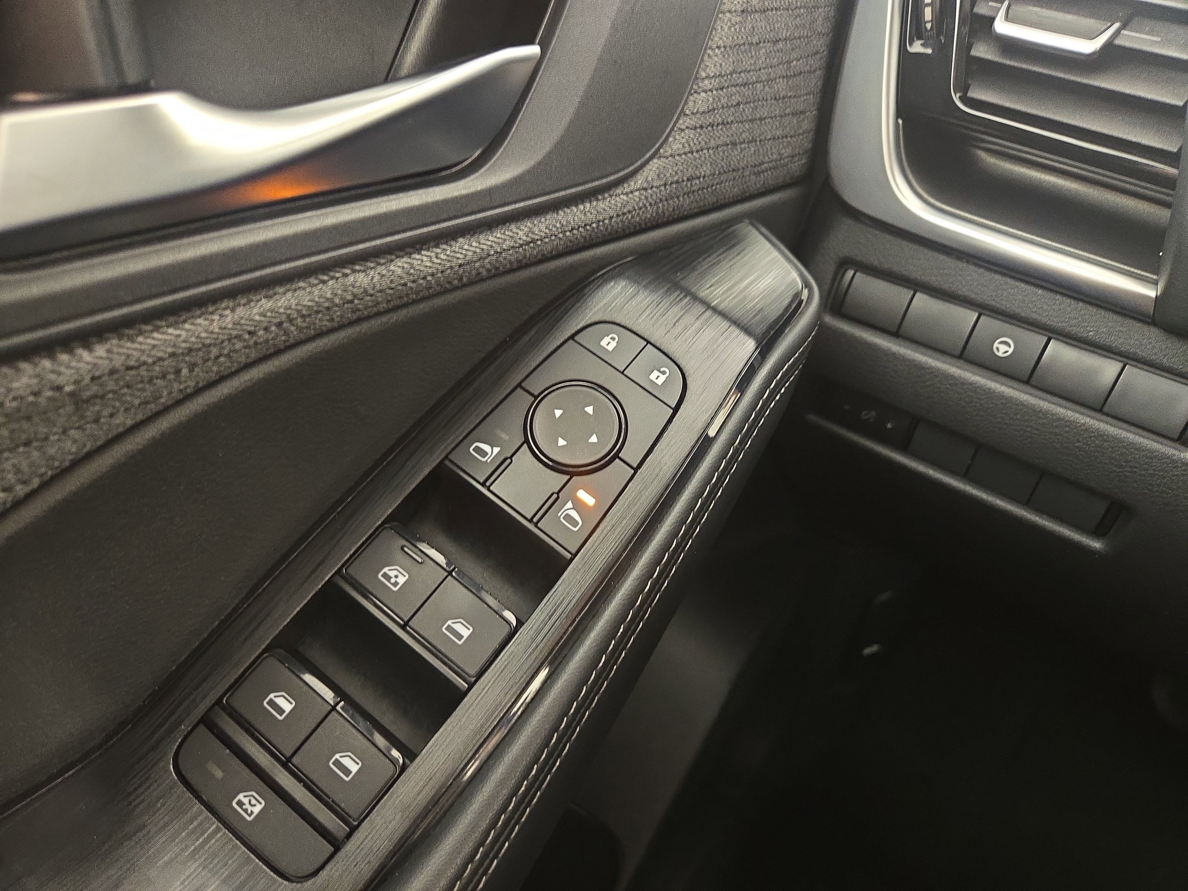 Used 2023 Nissan Rogue SV image 26