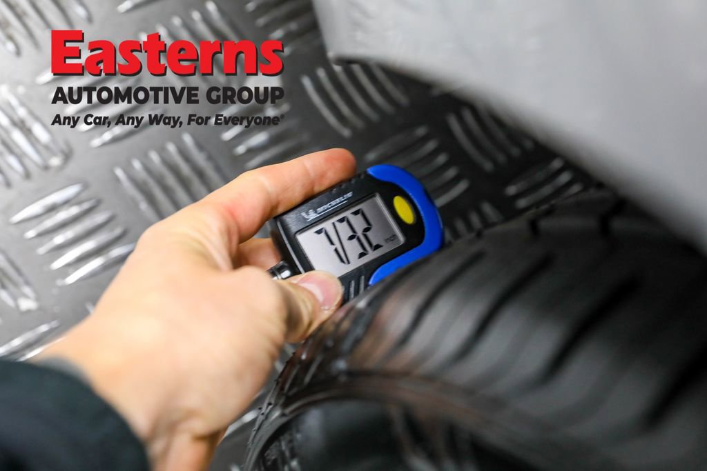 Used 2025 Nissan Versa SR w/ Trunk Package image 25