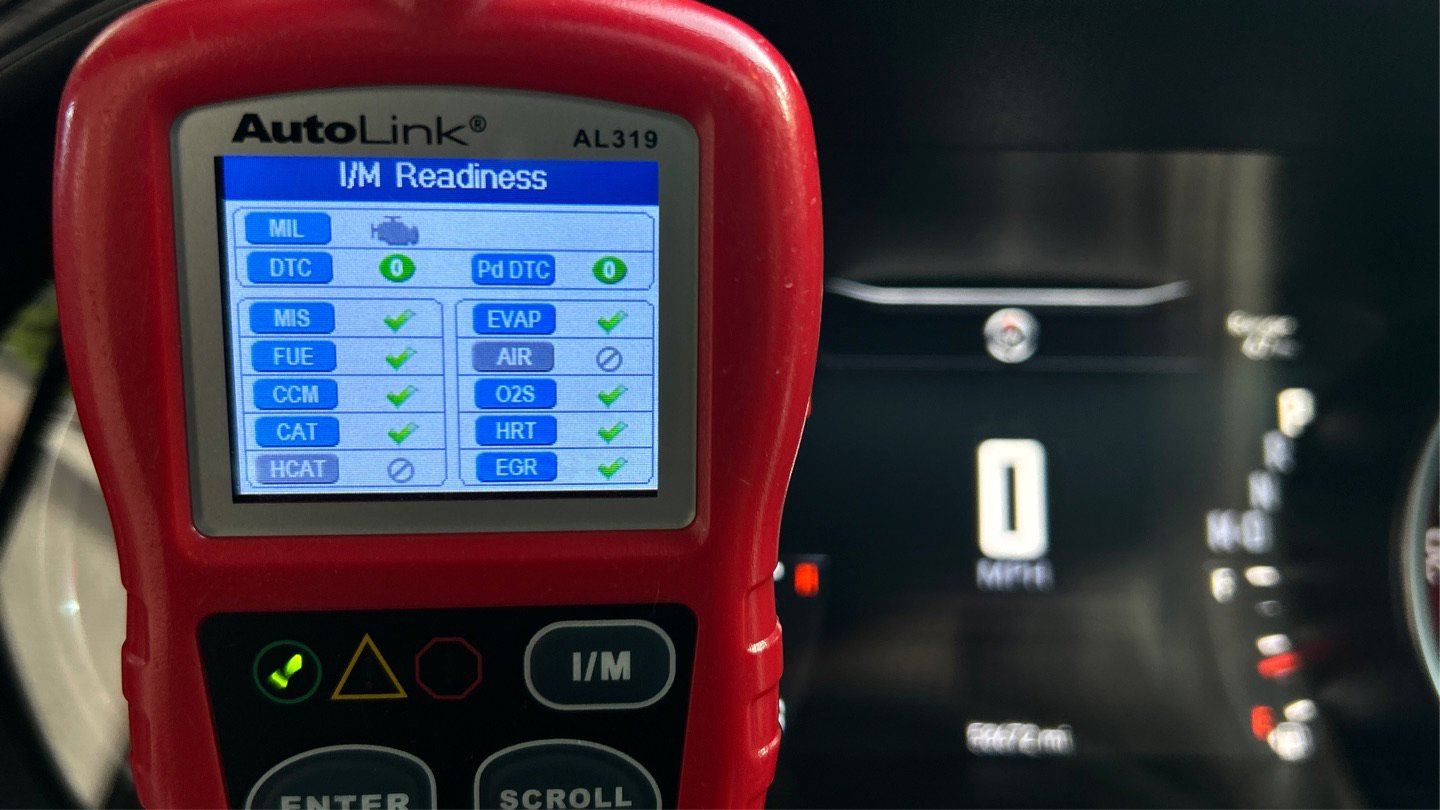 Used 2015 Dodge Challenger R/T RWD image 10