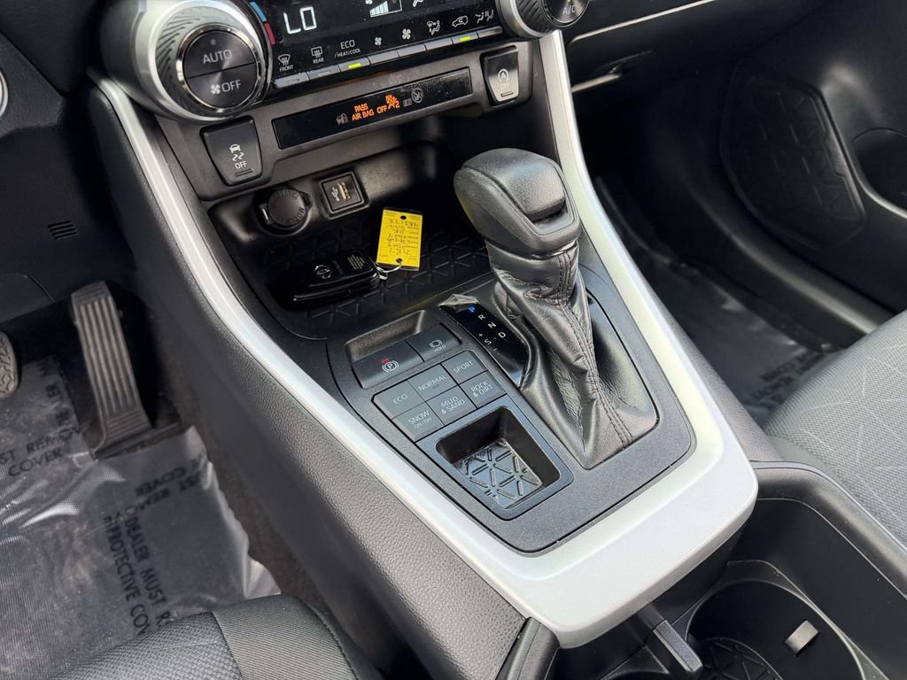 Used 2024 Toyota RAV4 XLE AWD/4WD image 23