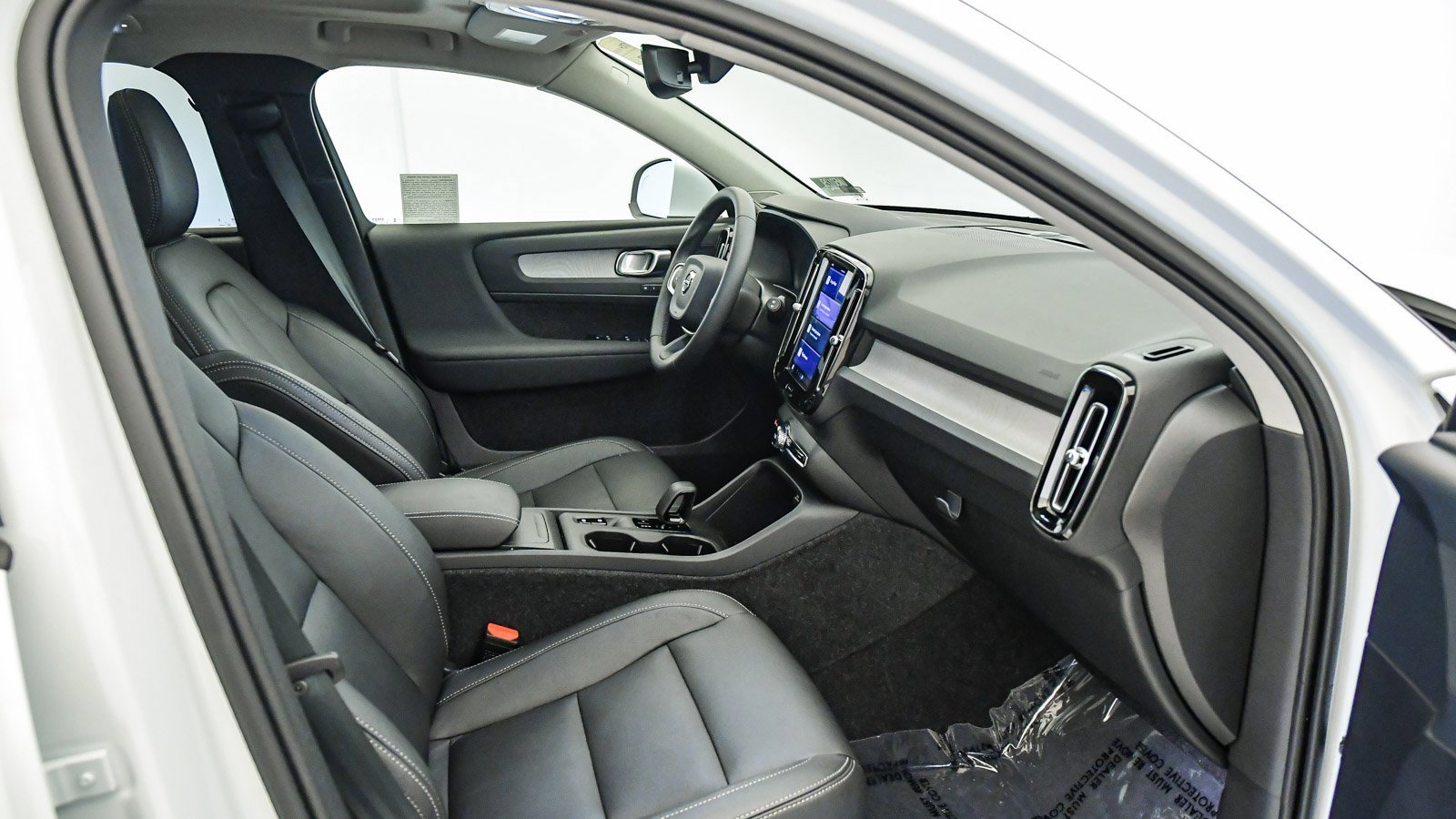 Certified 2025 Volvo XC40 B5 Core w/ Protection Package Premier image 18