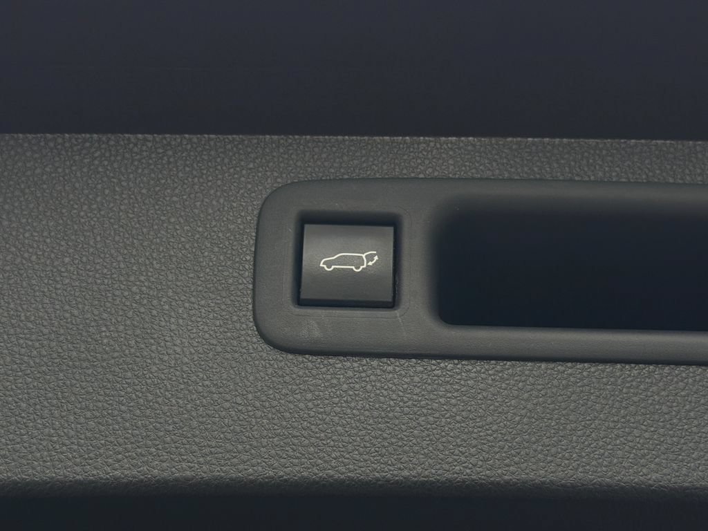 Used 2023 Toyota Highlander XLE AWD/4WD image 7