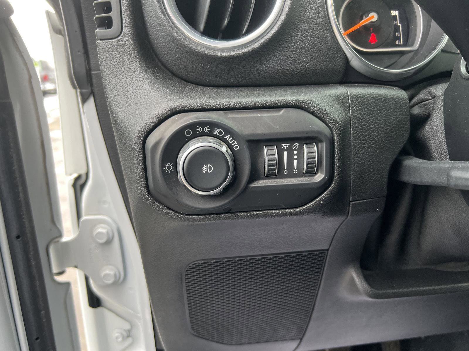 Used 2019 Jeep Wrangler Unlimited Sahara image 15