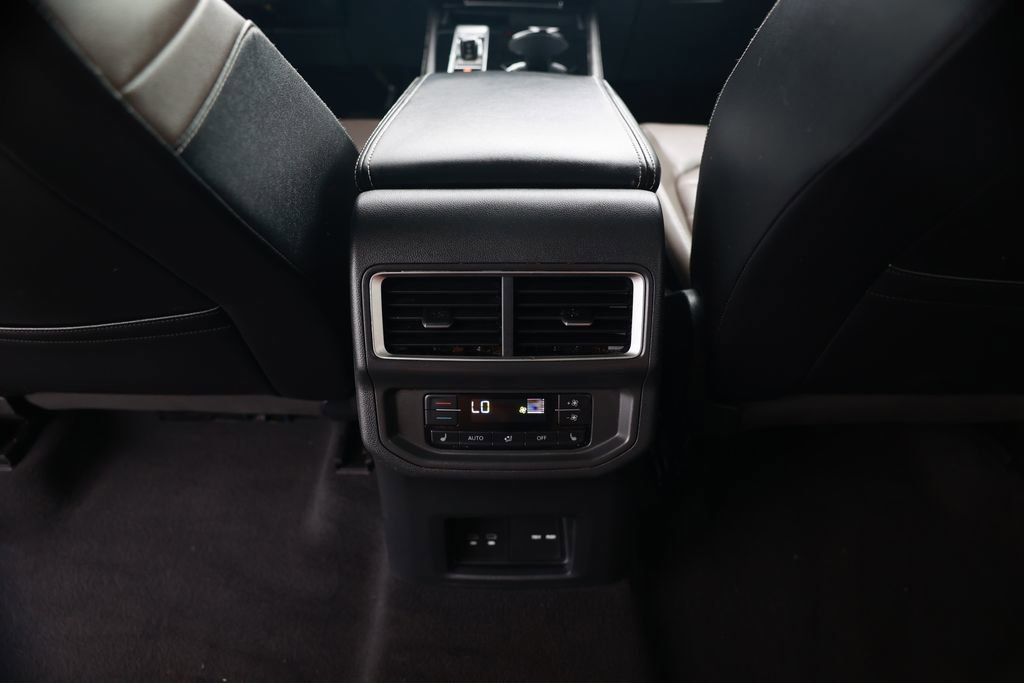 Used 2024 Volkswagen Atlas SEL AWD/4WD image 32