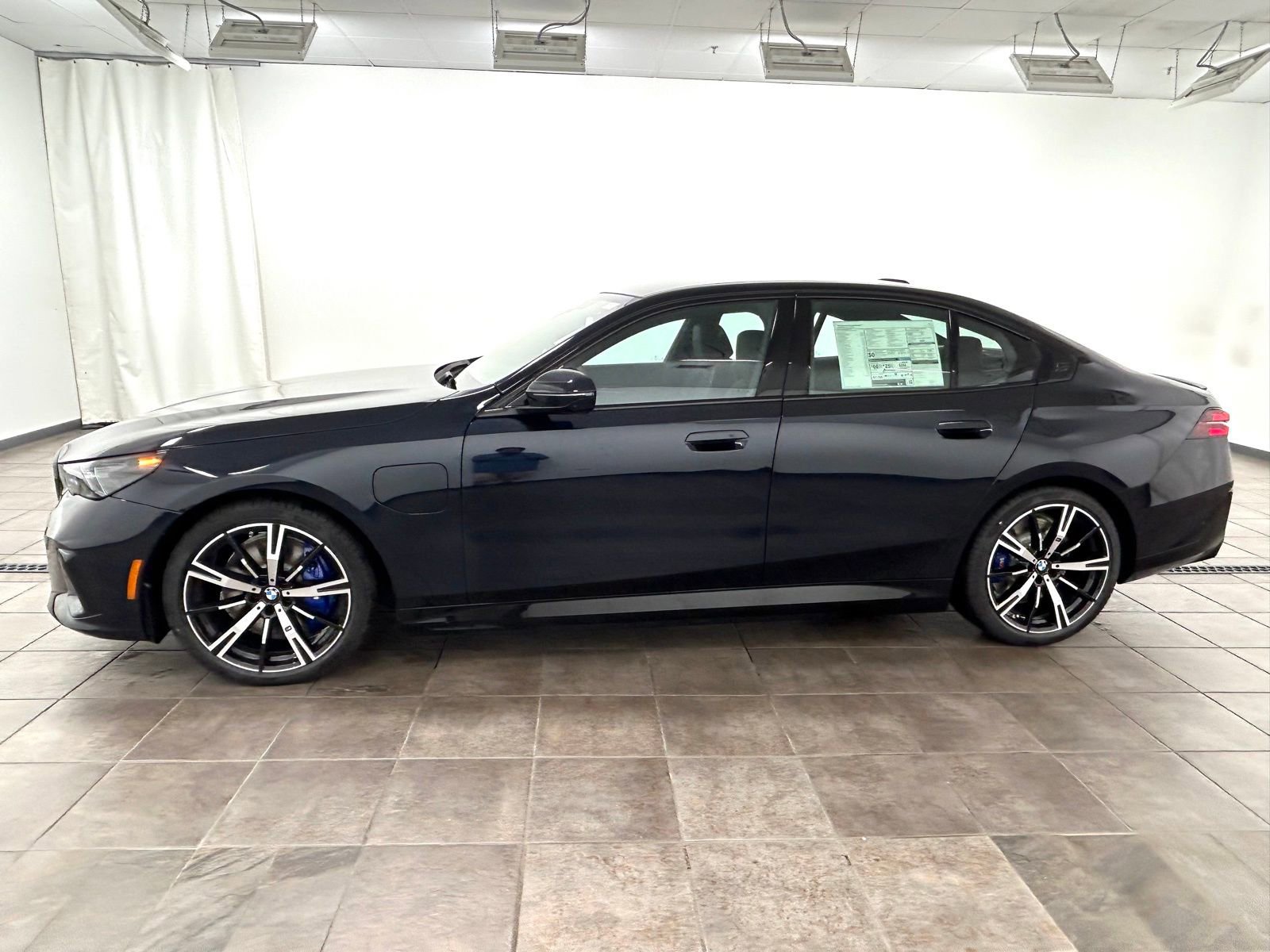 Used 2026 BMW 550e xDrive image 2