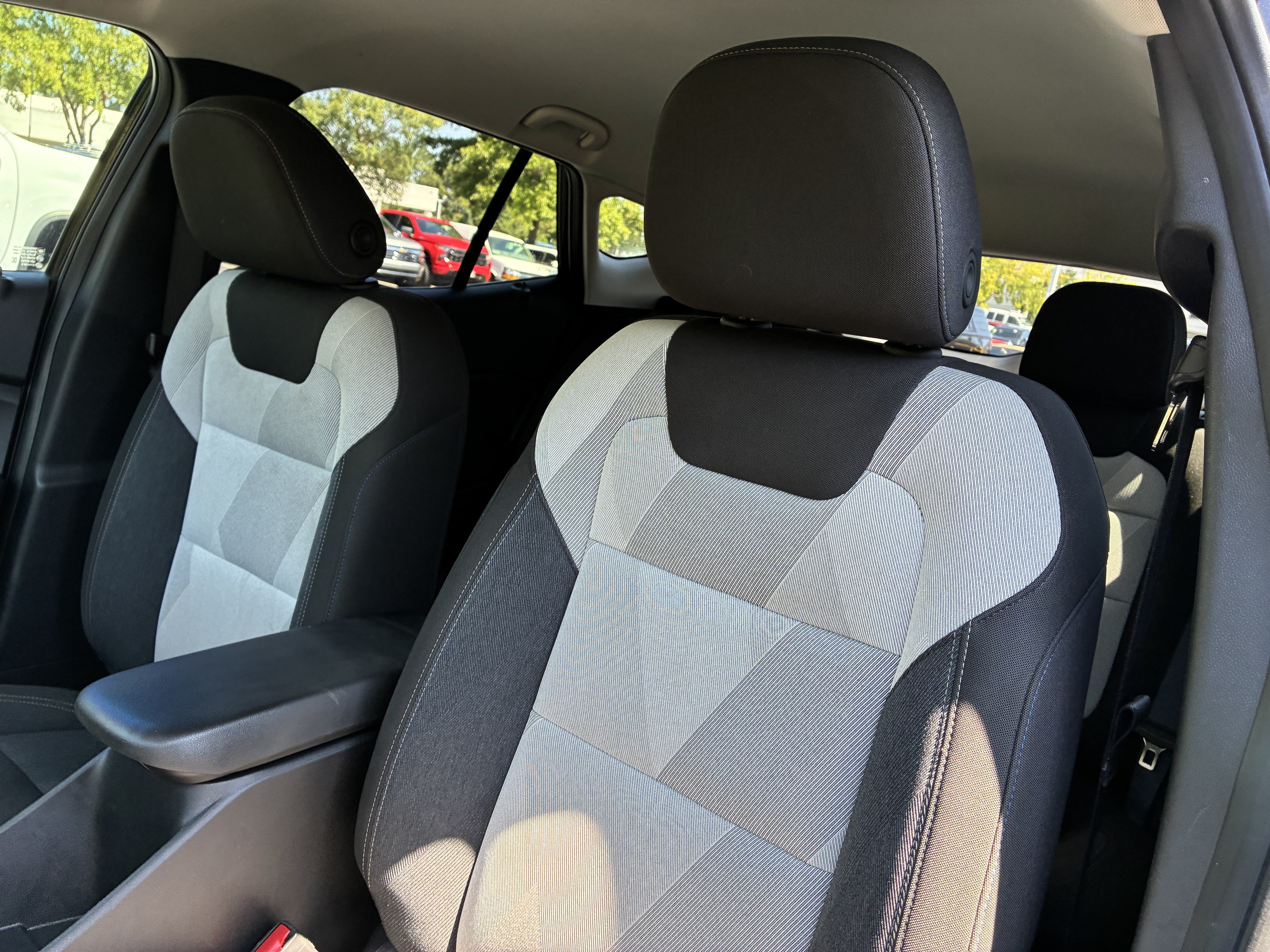 Used 2025 Chevrolet Trax LS w/ LS Convenience Package FWD image 20